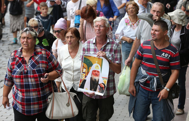 В центре Киева во время крестного хода УПЦ МП развернули флаг России (фото)